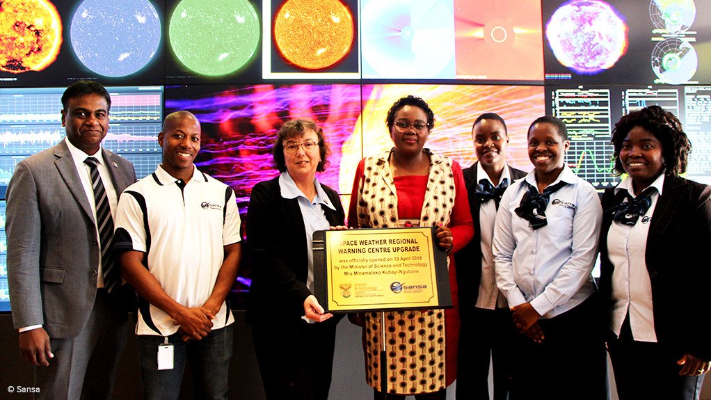 Minister Mmamoloko Kubayi-Ngubane and Sansa Space Science MD Dr Lee-Anne McKinnell in the centre, right and left respectively, holding the rededication plaque. Sansas CEO Dr Val Munsami is at the extreme left. The other staff in the photo are unidentified 