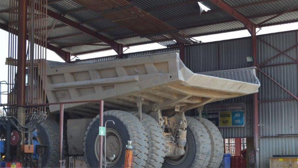OPERATIONAL DIFFICULTY
The haul trucks at a Zambian copper mine were not achieving the targeted 350-hour service intervals on the fuel filters owing to sporadic blockages 