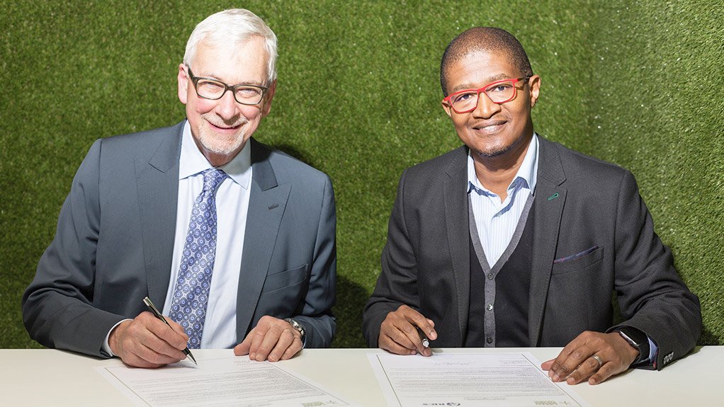 Rics president John Hughes signs a memorandum of understanding with GBCSA nonexecutive deputy chairperson Nkosinathi Manzana