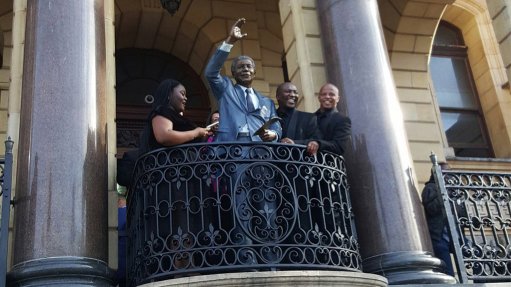 Nelson Mandela statue unveiled in Cape Town