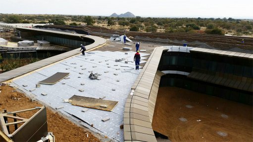 COMPLETE COATING
The waterproofing of an expansive roof of one of the Botswana Innovation Hub campus’ new buildings is about 90% complete