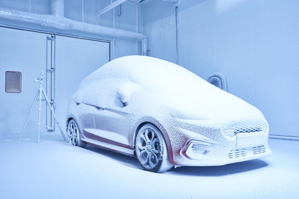 Snow tests at Ford's new weather factory