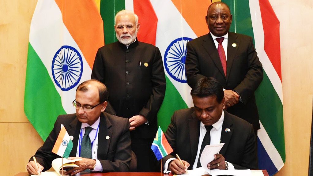 The MoU between ISRO and Sansa is signed by (foreground left) Indian External Affairs Ministry Economic Relations Secretary TS Tirumurti and (foreground right) by Sansa CEO Dr Val Munsami. Standing behind, observing, are Indian Prime Minister Narendra Modi (left) and South African President Cyril Ramaphosa