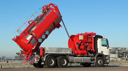 HANDLING THE LOAD
Dickinson Group's state-of-the-art heavy duty vacuum truck is used for catalyst handling
