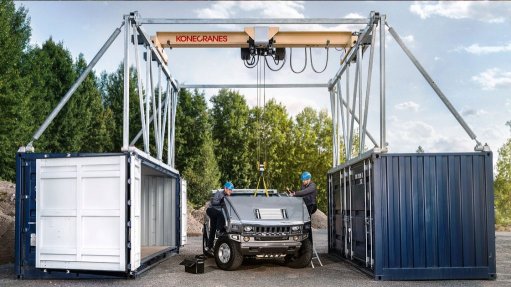 OUTSIDE WORKSHOP The CXT Explorer converts into a fully equipped workshop that can be set up in remote areas