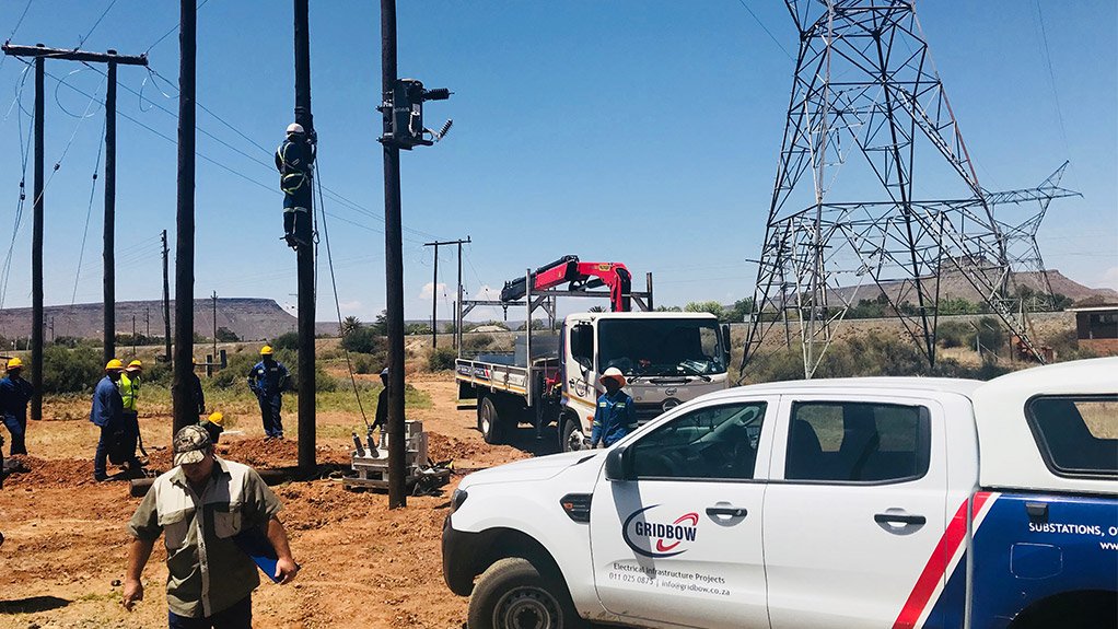 WORKING PROUD IN NORTHERN CAPE
Gridbow team on site constructing a 7 km 22 kV line in Noupoort

