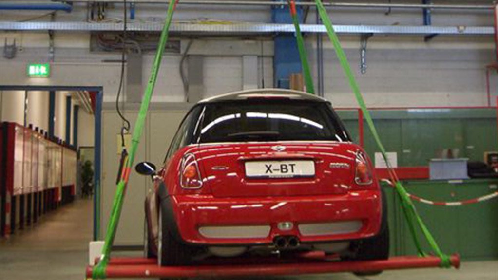CAR-RYING THE LOAD
Hanging a 1-t car from the fasteners proves its load capacity
