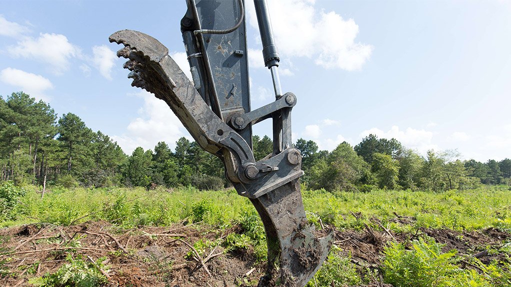 Solesbee’s Excavator Stump Puller Features Replaceable Wear Tips