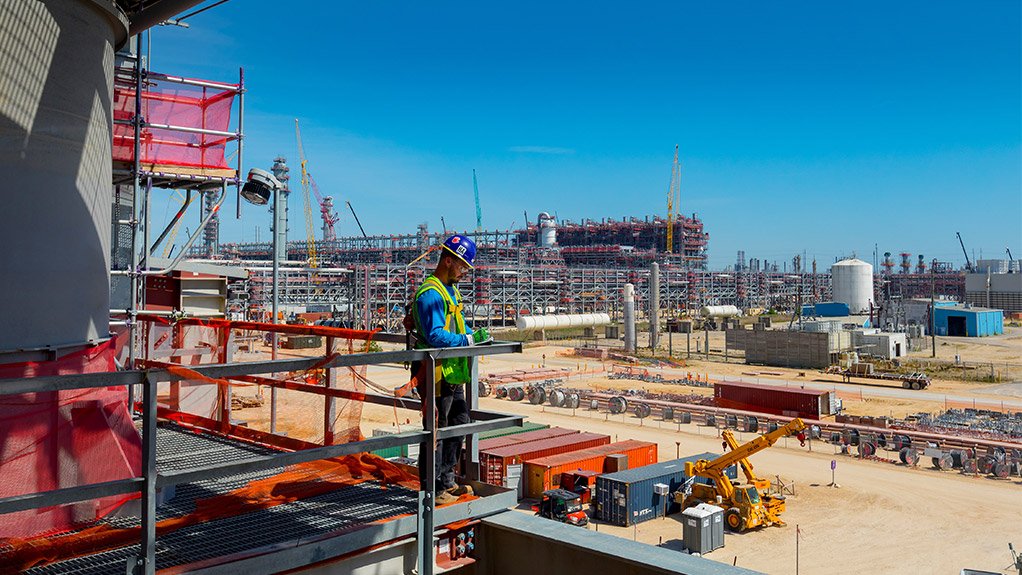 CRACKER PROJECT The Ethylene oxide and glycol units being installed at the Sasol Cracker plant 