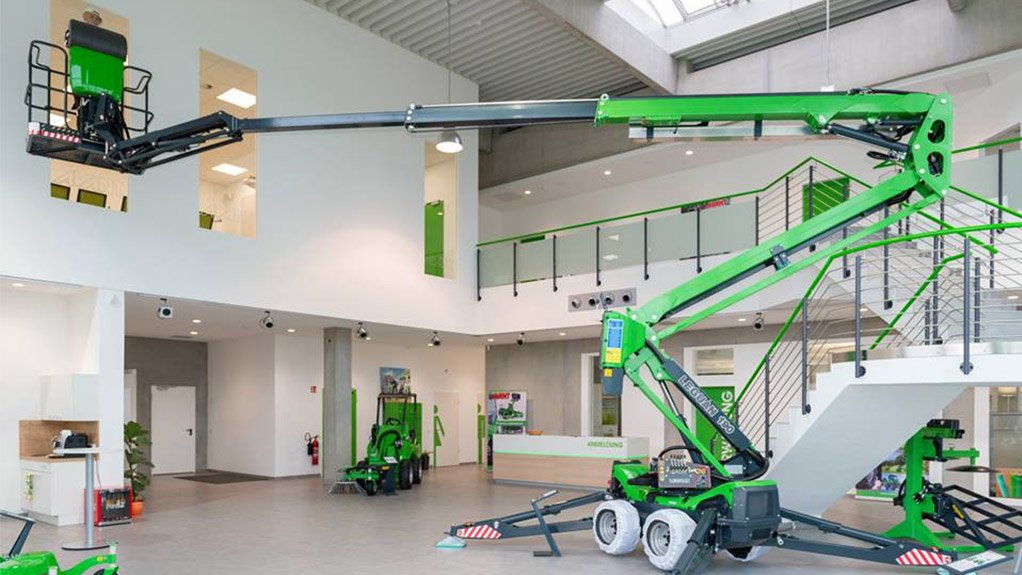 HIGH PLATFORM 
The Leguan lifts provide outstanding working height with stability 