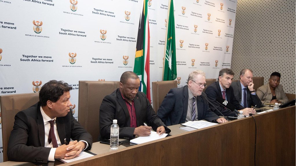 dti Minister Dr Rob Davies with members of the executive oversight committee on automotives and dti officials