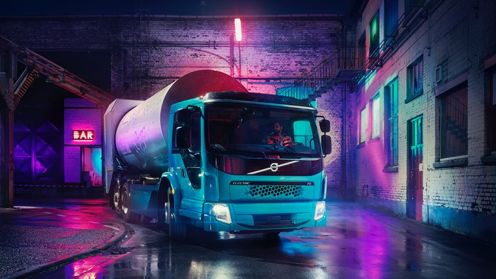 VOLVO FE ELECTRIC Volvo Trucks will begin selling electric trucks in Europe in 2019. At the IAA, the Swedish truck manufacturer put the Volvo FE Electric on display. The model is a waste disposal truck with a body that has been built in collaboration with Faun, a manufacturer of refuse truck bodies. It has a gross weight of 27 t. “Electric mobility is an important part of our long-term commitment to sustainable urban development and zero emissions,” says Volvo Trucks president Claes Nilsson. Cleaner air and lower noise levels in cities will give urban planners greater freedom in the design of housing developments and infrastructure projects than they currently have