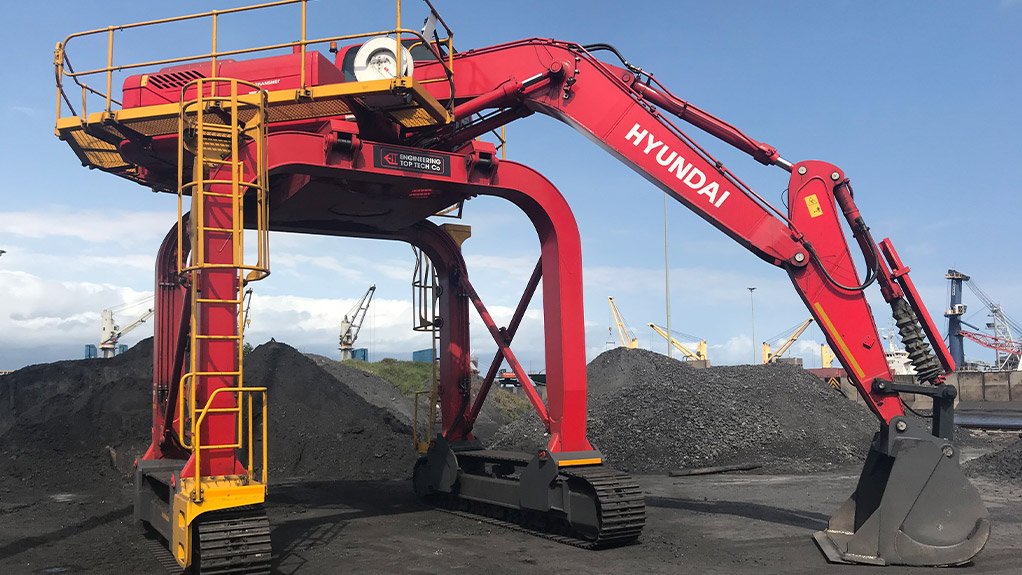 NEWLY FITTED The Hyundai 26 t R260LC-9S excavators have been fitted with specially designed 1.6 m³ heavy-duty buckets and 2.5 m³ coal buckets to maximise a railway car’s unloading speed 