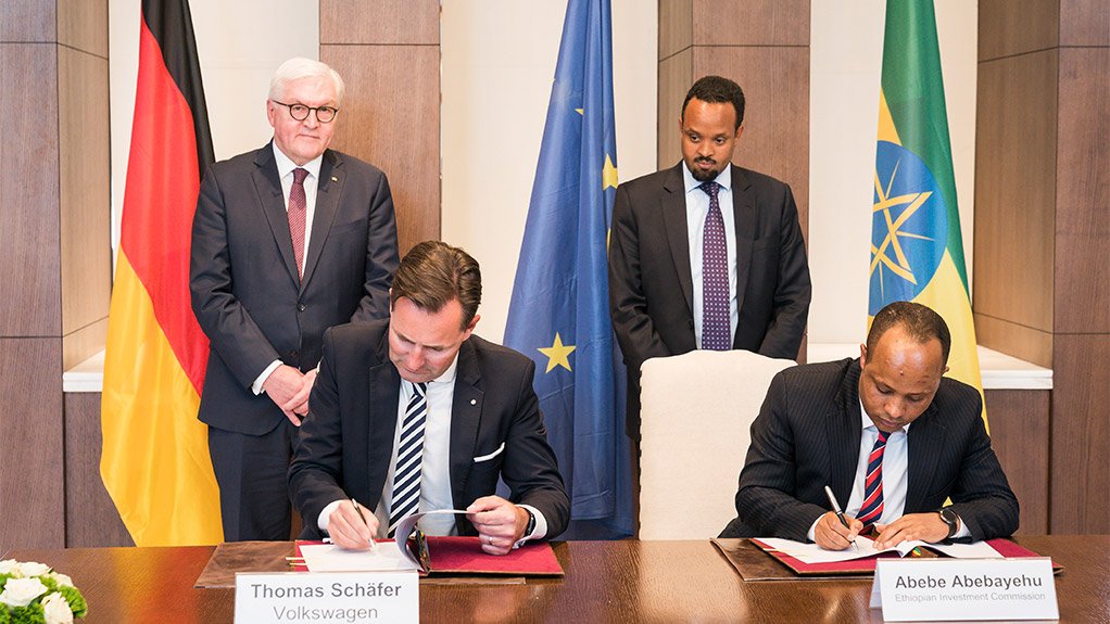 Thomas Schaefer signs the memorandum of understanding with Abebe Abebayehu. With them are German federal republic president Frank-Walter Steinmeier and Ethiopian minister for finance and economic cooperation Ahmed Shide