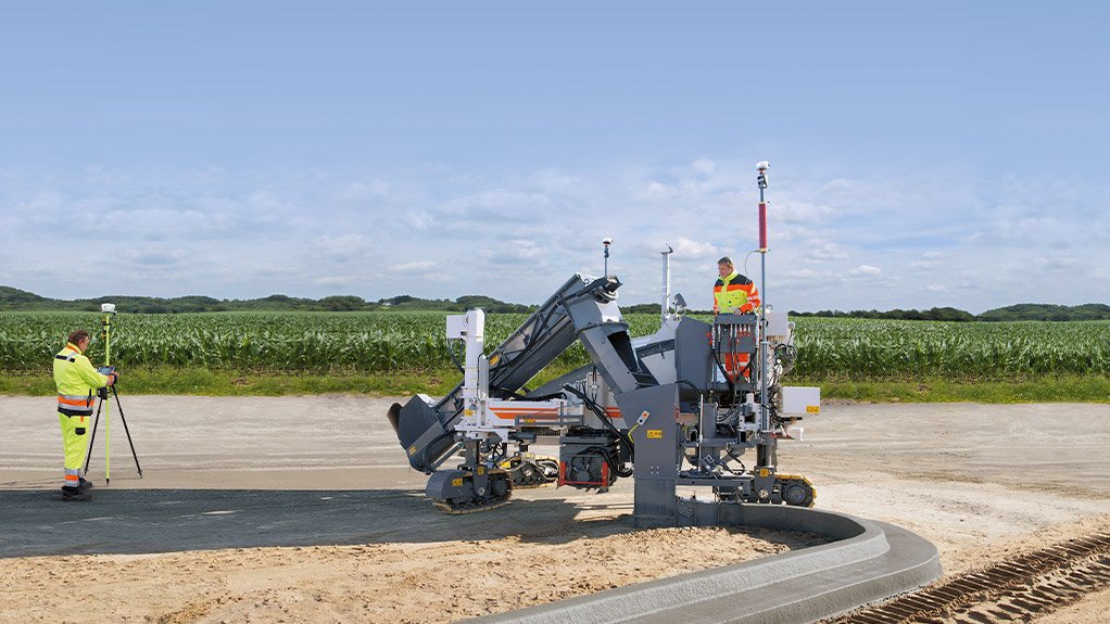 PAVING THE WAY
The mobile paver has a 3D integrated control system for varying offset applications
