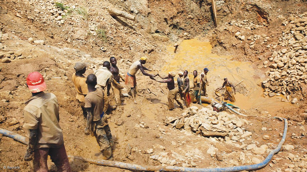 INFORMAL MINING Artisanal gold miners in the DRC