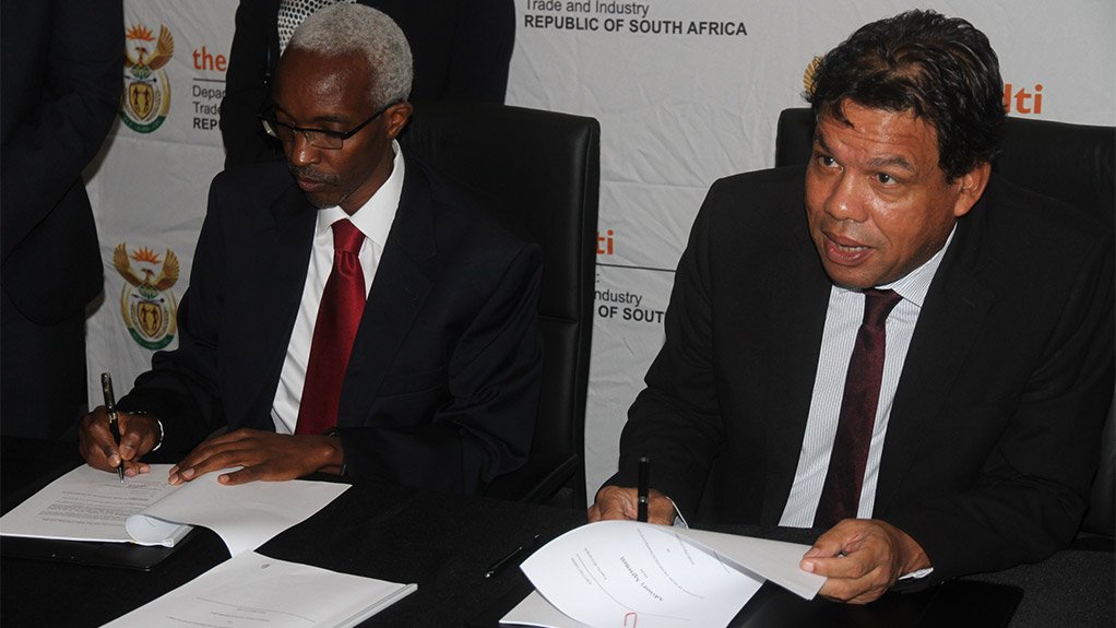 IFC Southern Africa regional director Kevin Njiraini and DTI DG Lionel October 