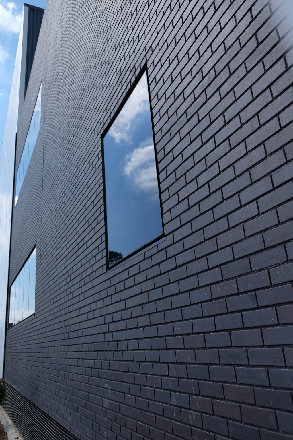 Boundary Park office block captivates with the contemporary Corobrik Black Brick façade 