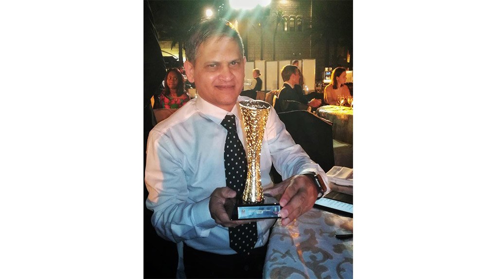InvestSA Acting DDG, Yunus Hoosen holding the award