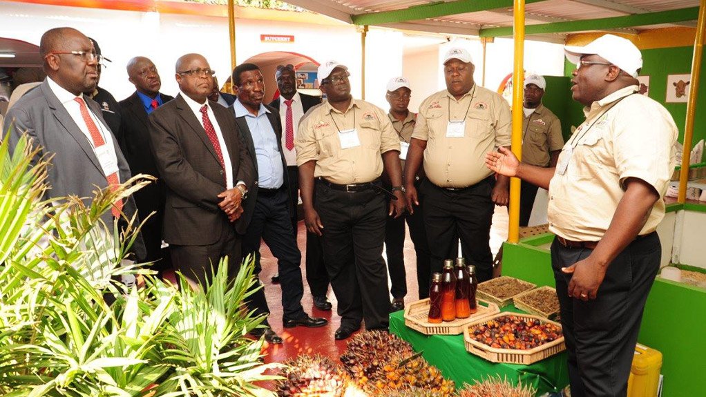PRESENTATION
An exhibitor presents to Ministers at CAMINEX 2018
