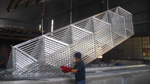 TAKE A DIP
Dipping steel into molten zinc allows for an effective corrosion barrier

