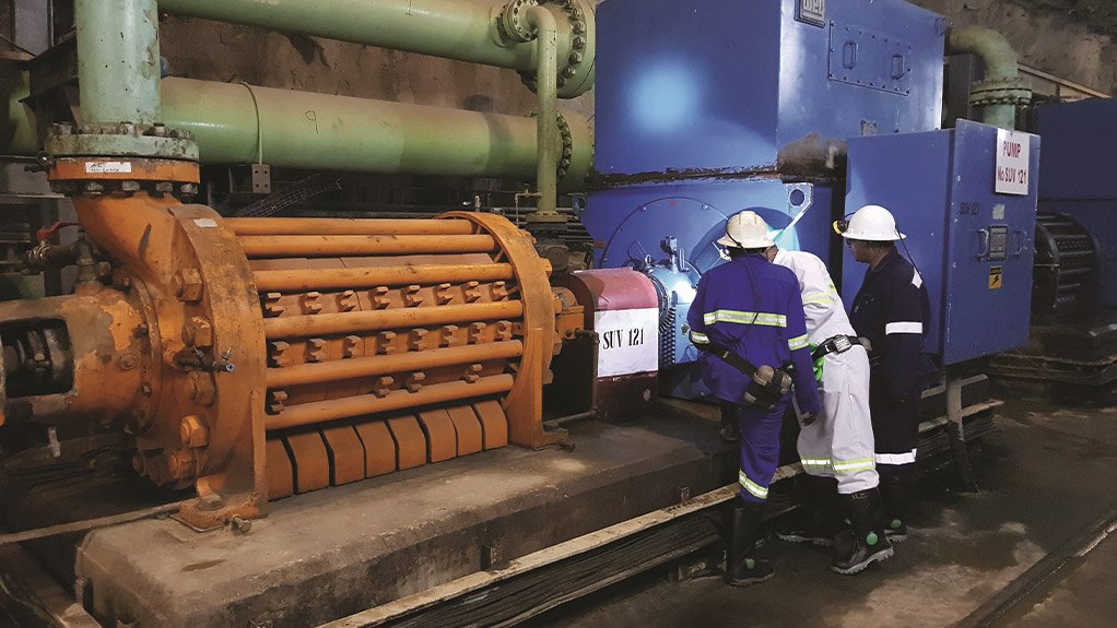 ON SITE
Marthinusen & Coutts technical personnel inspecting oil levels on a 3300 kW pump motor
