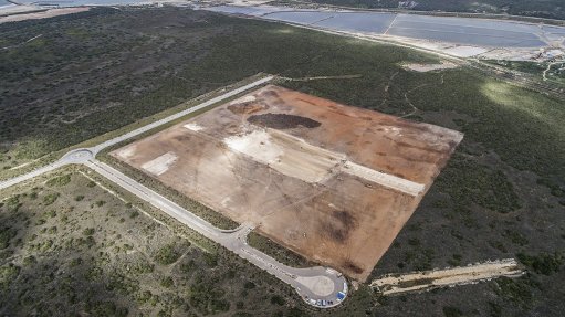 The 20 ha Port of Ngqura Tank Farm site has been cleared of vegetation in preparation for bulk earthworks. Platform preparation has started in the centre of the site. TNPA has already completed the main access road from the N2. 

