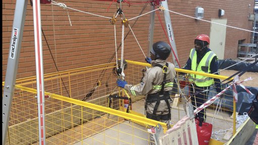 TIGHT SQUEEZE 
The rope access confined-space course is not limited to those working in confined spaces