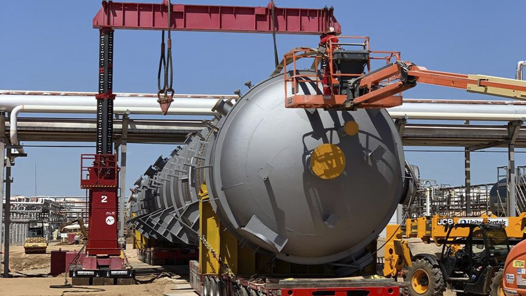 Precise Lifting Enables Smooth Refinery Expansion, Usa