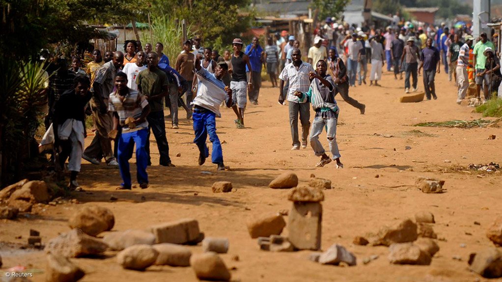 SA: Law and order breaking down in Lenasia South