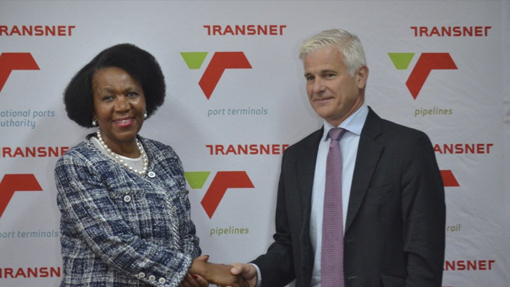Kalagadi founder and chairperson Daphne Mashile-Nkosi and Transnet chief customer officer Mike Fanucchi