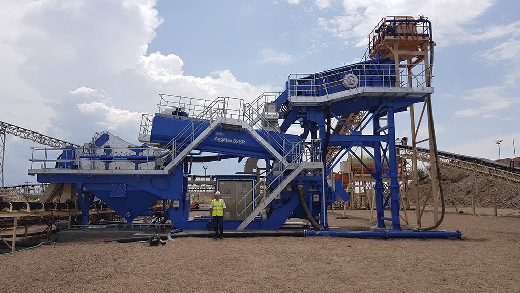 PATENTED TECHNOLOGY
CDE Business Development Manager for sub-Saharan Africa Wayne Warren dwarfed by an AggMax logwasher plant incorporating an Infinity screen at a diamond mine site in in the region
