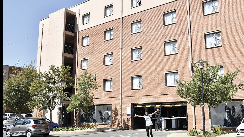 WITS JUNCTIONThe Wits Junction student residence houses 1 103 students in 14 student buildings, requiring an average daily volume of 94 000 ℓ of hot water