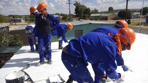 !KHEIS COATING
Local youth cover a roof in cool coating in Groblershoop, in the !Kheis municipality in the Northern Cape