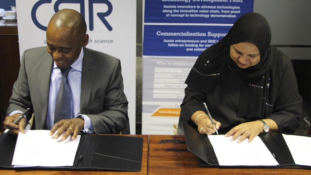 CSIR CEO Dr Thulani Dlamini (left) and TIA interim CEO Fuzlin Levy-Hassen signing the MoU
