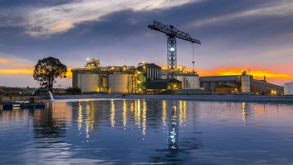 This process water dam stores 15 000 m3 of water, enough to keep the operation going for eight hours. All water used for hydraulic reclamation is supplied through this dam, which is lined with high density polyethylene to prevent seepage.