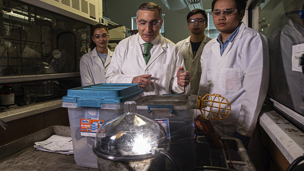 FLASH GRAPHENE
Undergraduate intern Christina Crassas, chemist James Tour and graduate students Paul Advincula and Duy Luong turn carbon black into graphene in a flash