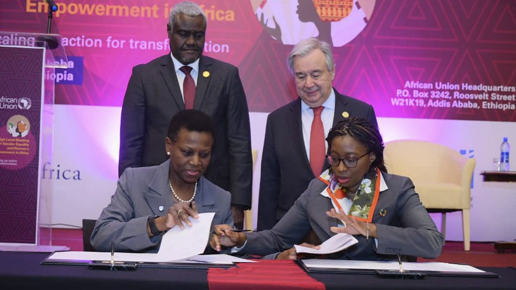UN Secretary-General, Antonio Guterres, and African Union Commission Chairperson Moussa Faki Mahamat, witness the signing of a partnership agreement between UNECA and Standard Bank Group represented by UNECA Executive Secretary Dr Vera Songwe and Sola David-Borha, the bank’s Chief Executive for African Regions