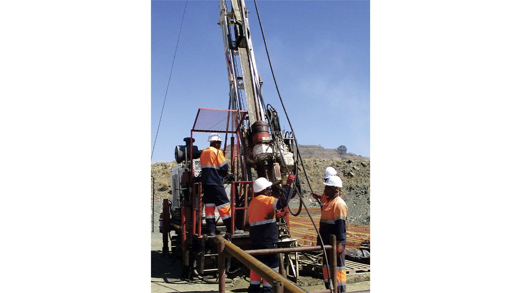 DOING THE HOLE JOB
The geotechnical investigations required the drilling of two holes in the North pit and five in the South pit at depths of between 300 m and 500 m
