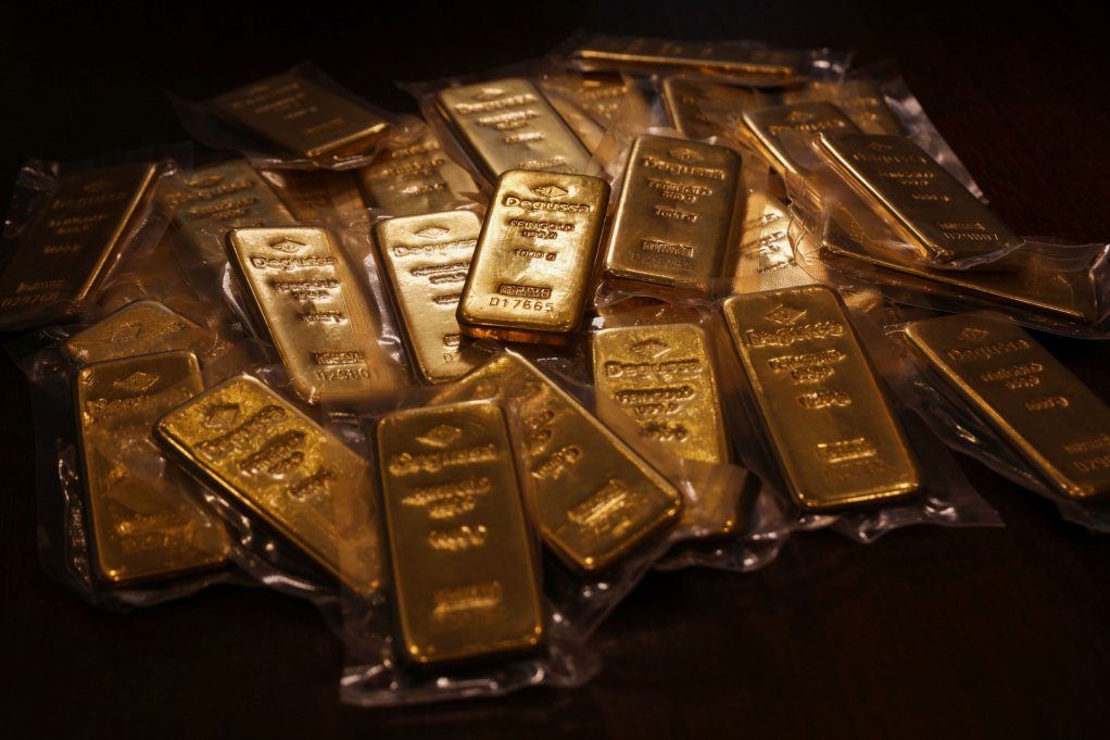 Gold’s worst week since 1983 strips metal of safe-haven status