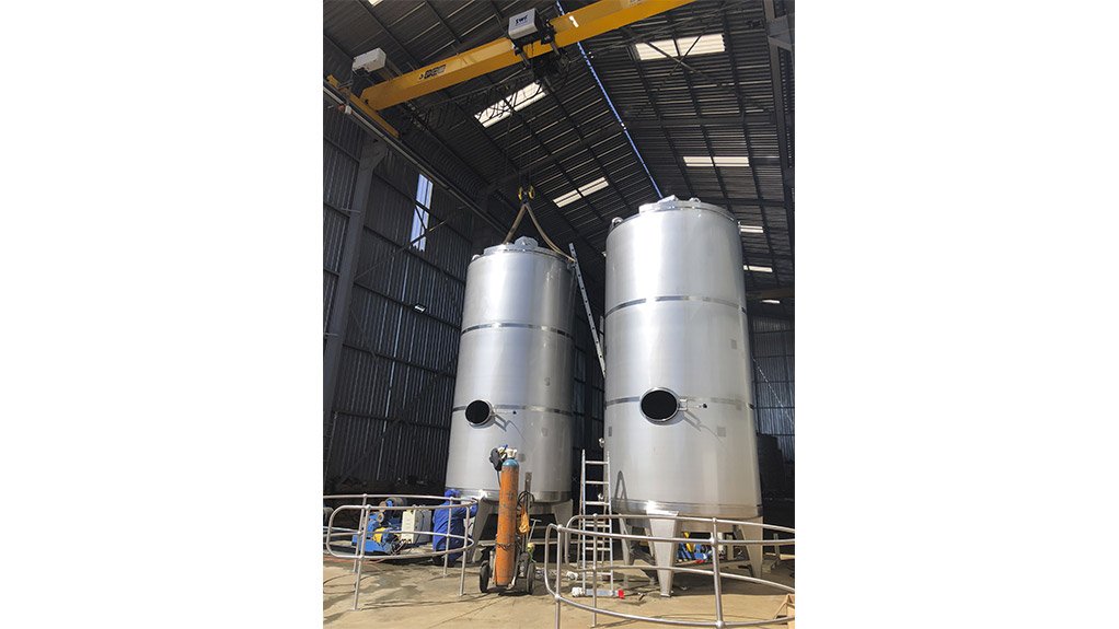 TALL ORDER
Metal Tank Industries supplied several 20 t stainless steel oil blending vessels for an industrial oil production plant in Isando
