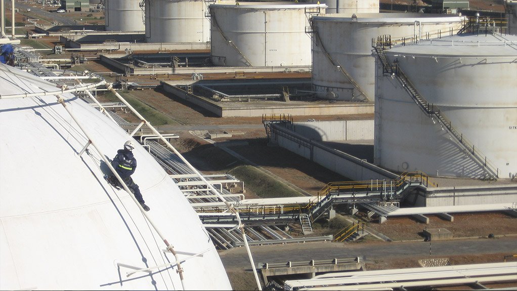 HIGH ON GAS
Rope access is a quicker and more cost effective means of maintaining the large petrochemical tanks
