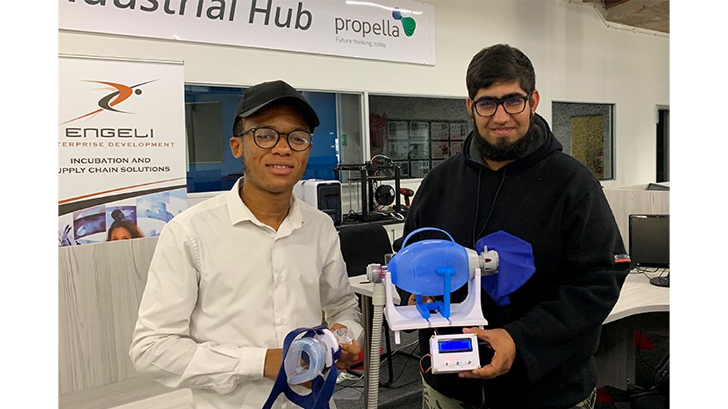 Neo Mabunda and Zain Imran with the Salutaris bag mask ventilator prototype which was developed in five days