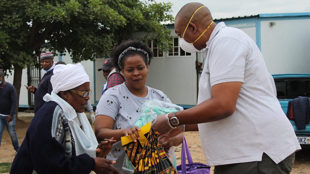 Engen Fuel Retailers CSI Committee in Gauteng preparing to distribute 1000 food hampers
