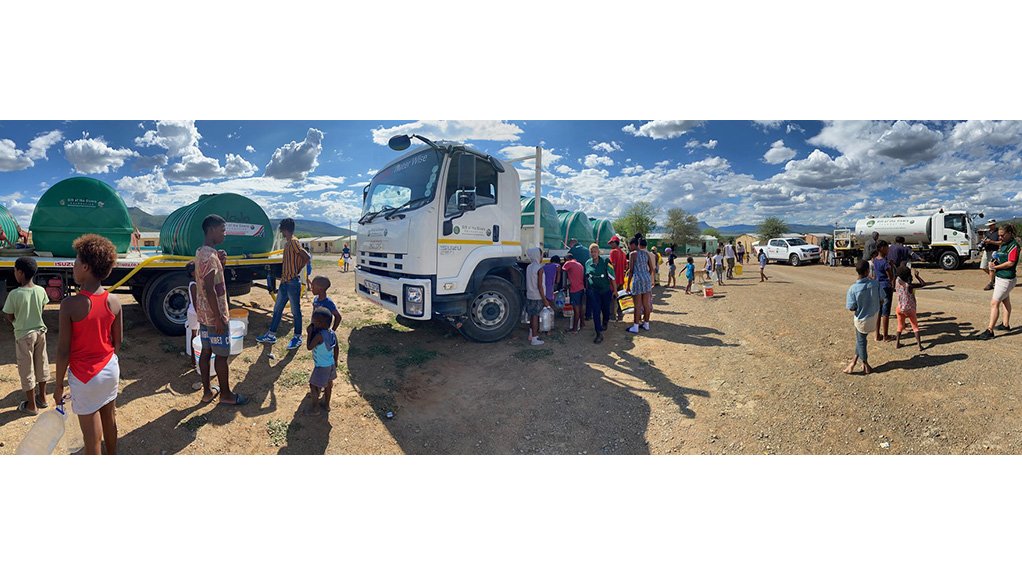 DISASTER RELIEF EFFORT
These Isuzu water tank trucks operate daily between Makhanda and Graaff-Reinet in the Eastern Cape, where severe drought continues 