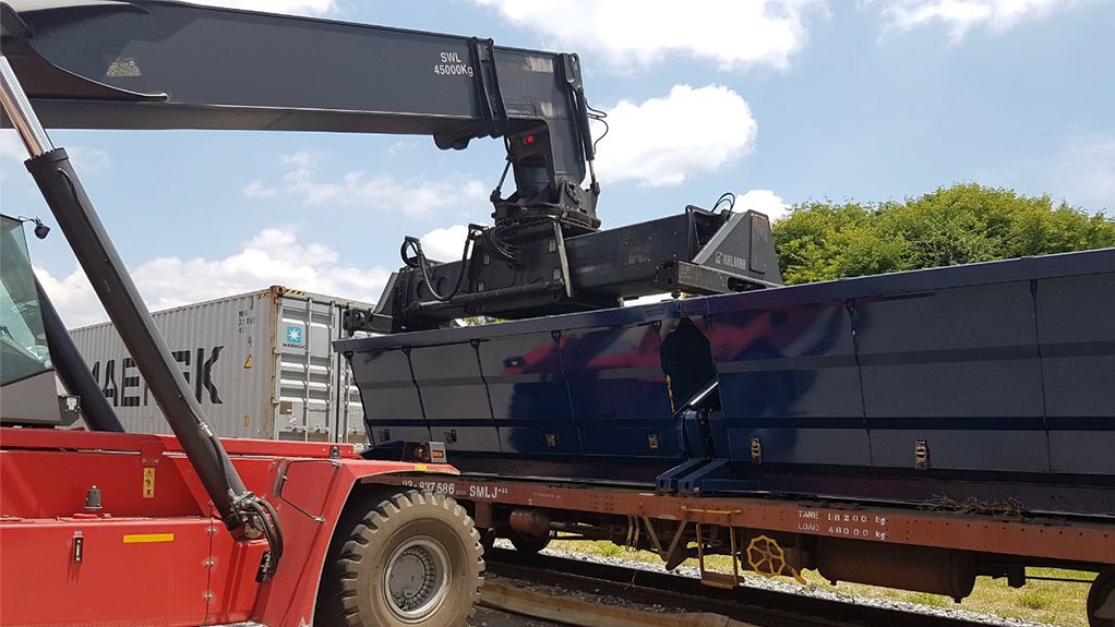 ON TRACK TIPPER
The use of containerised bulk materials handling solutions ensures safe and efficient offloading in road and rail hauling