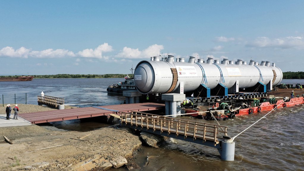 The autoclave was shipped from the port of De Kastri to the city of Amursk on a river barge.