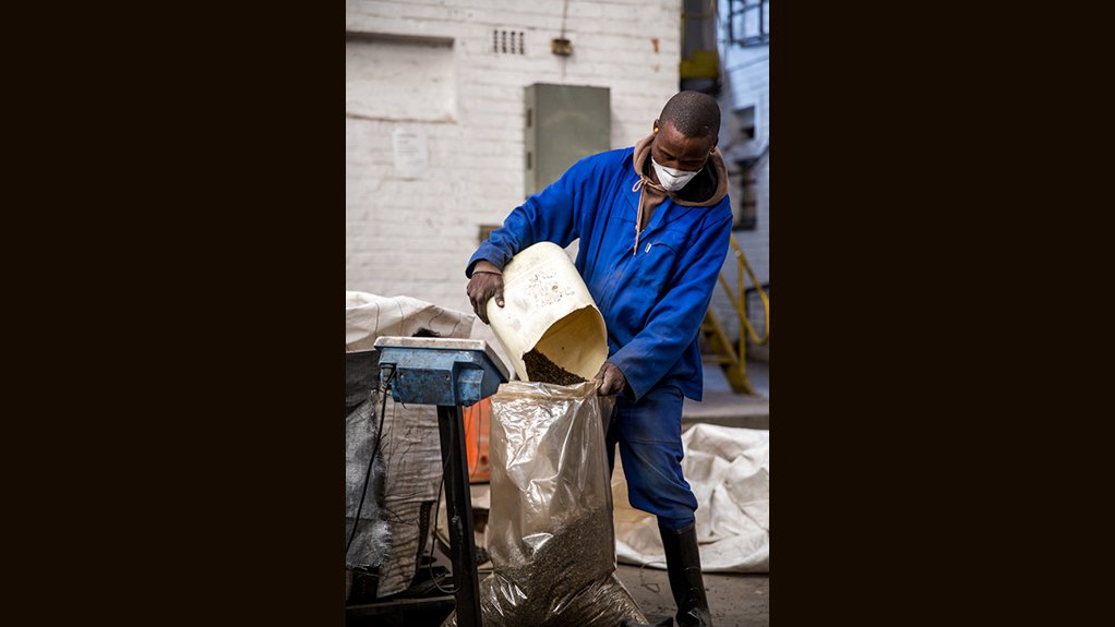 RECYCLING REWARDS Esilthuli Plastic Recycling is growing its production of recycled plastic products, creating jobs through its involvement in the Industrial Symbiosis programme