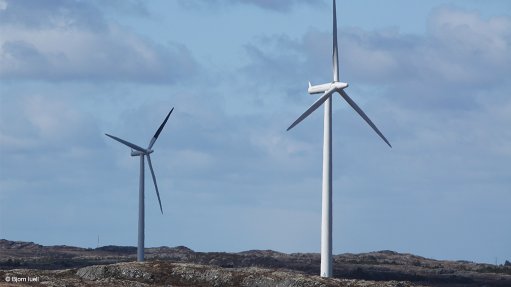The black-blade set up on a cloudy day in Norway. The black-blade (far turbine) is little different to the shadow cast by the all-white blades in the foreground.