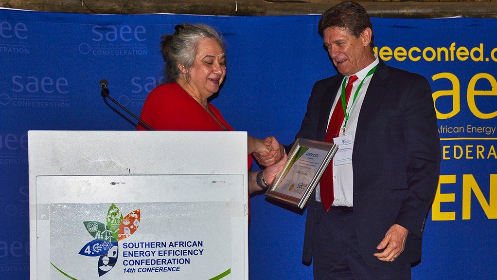 Alf Hartzenburg receives the South African Energy Project of the Year award 
